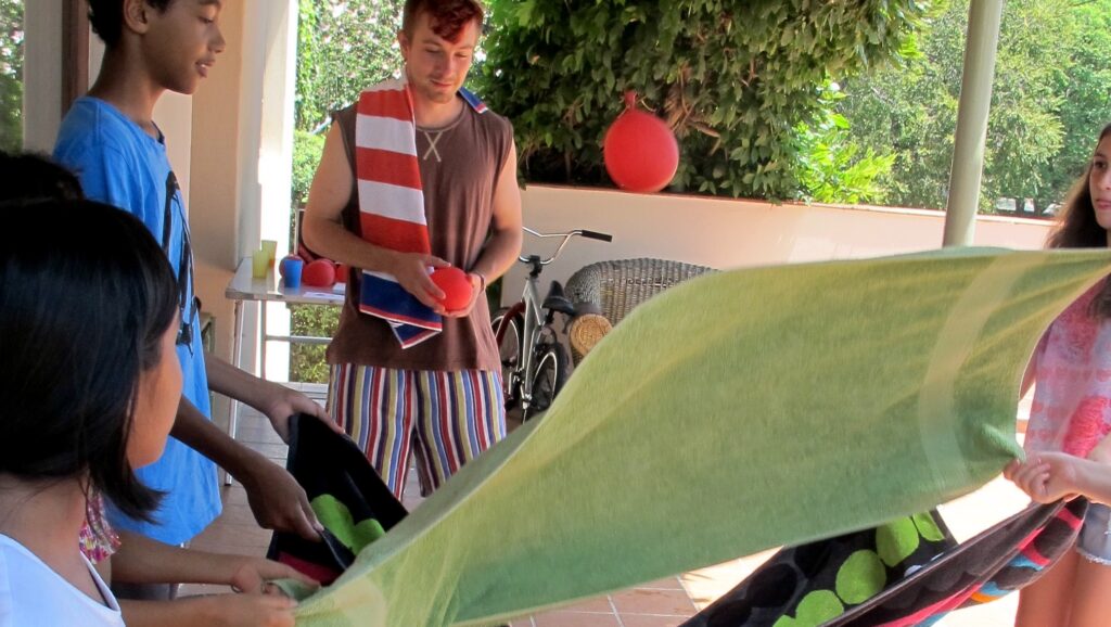 party games balloon tossing